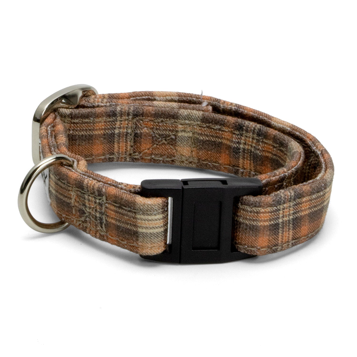 Collier pour chat Scotty au motif tartan marron/orange et sa boucle anti-étranglement en plastique. Le collier possède une boucle de réglage