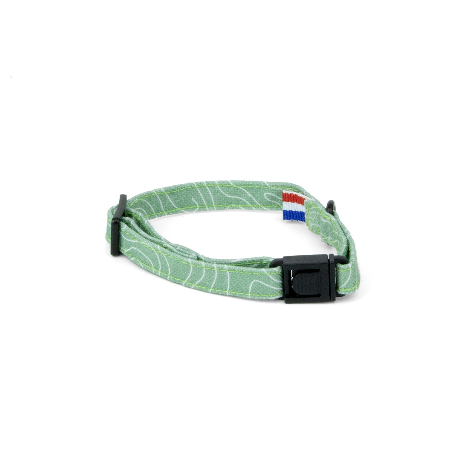 Collier pour chaton Topo. Motif topographique sur un fond vert clair. Le collier dispose d'une boucle anti-étranglement et une boucle de reglage