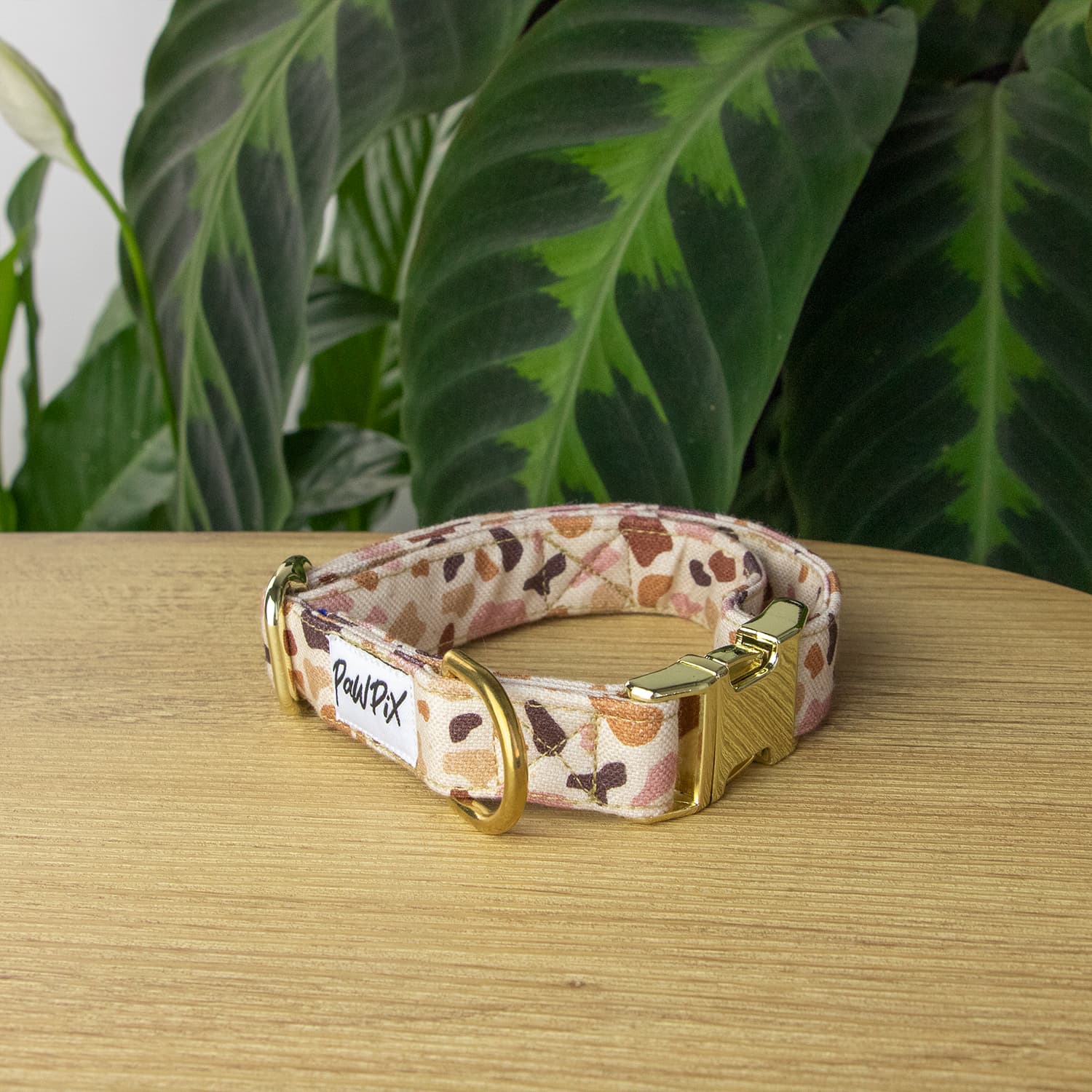 Collier pour chien Pawpino de Pawpix au motif terrazzo pailleté ton marron/rose et sa bouclerie couleur or clair.