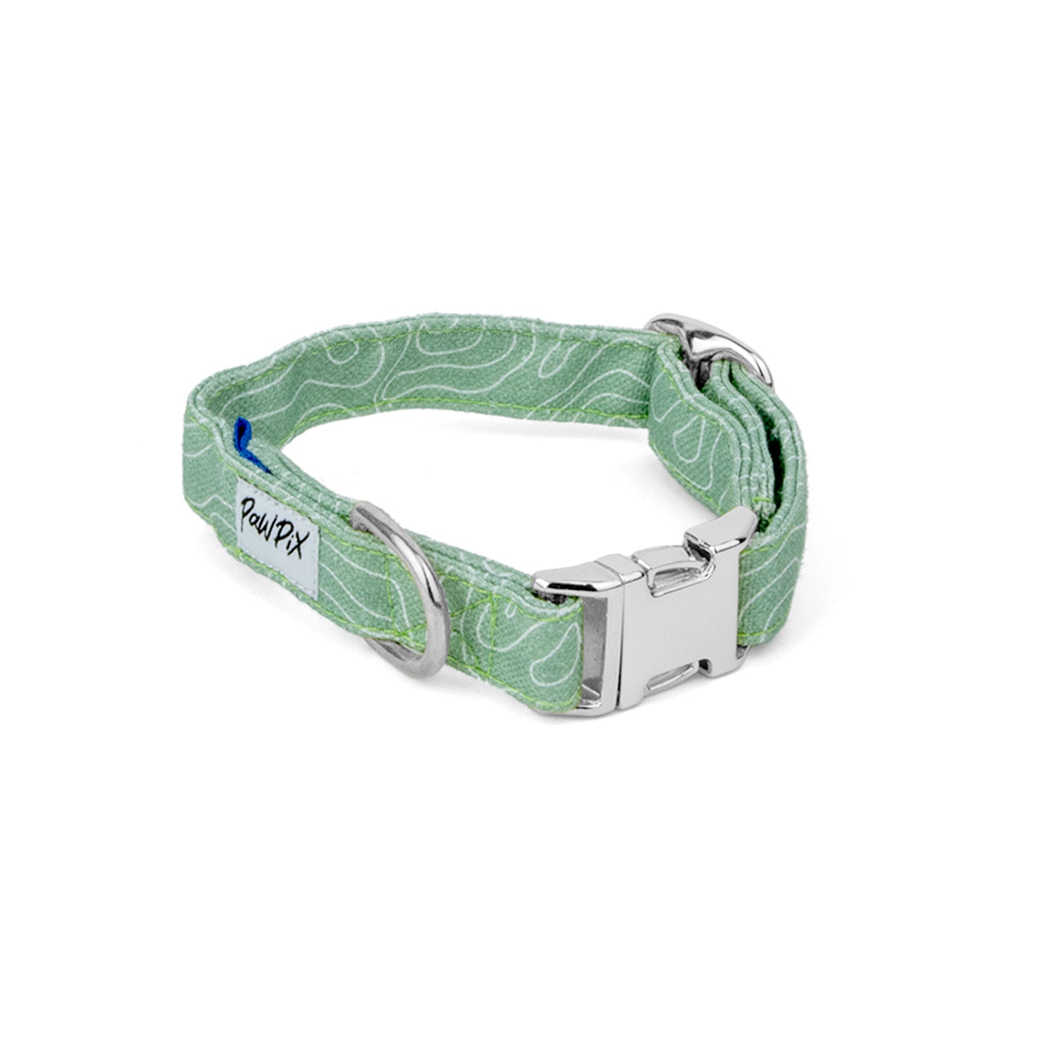 Collier pour chien Topo. Couleur vert clair avec un motif topographique, agrémenté d'une boucle clip, d'une boucle de réglage et d'un anneau couleur argent. Le motif Topo reprend le design géométrique abstrait des cartes de montagnes, avec des lignes blanches sur un fond vert