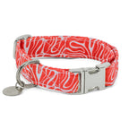 Vue d'ensemble du collier pour chien Cherry avec son motif rouge wavy et ses boucles couleurs argent. 