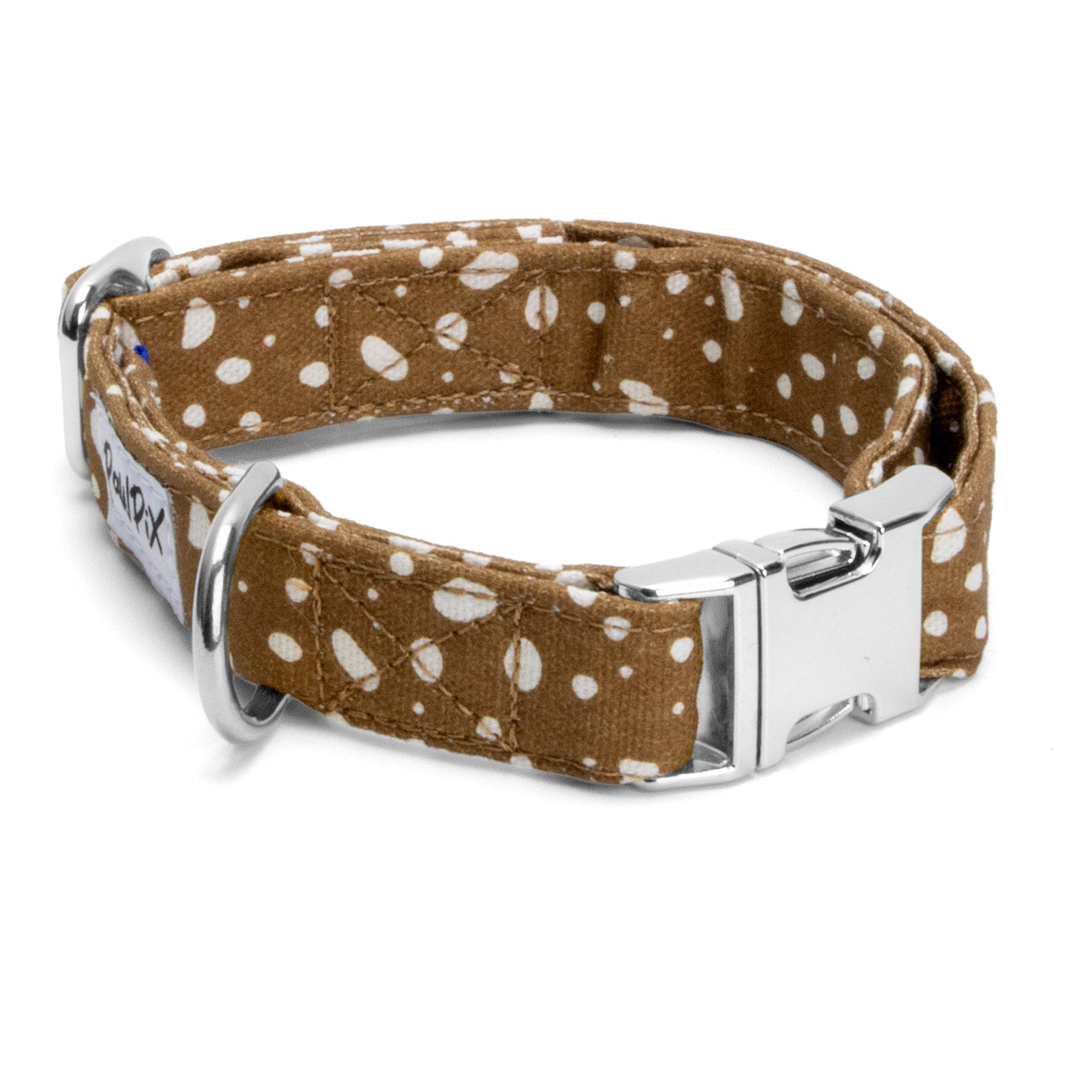 Collier pour chien Freckles au motif marron tacheté blanc. Le collier chien possède une boucle clips, une boucle de réglage et un anneau D couleur argent.