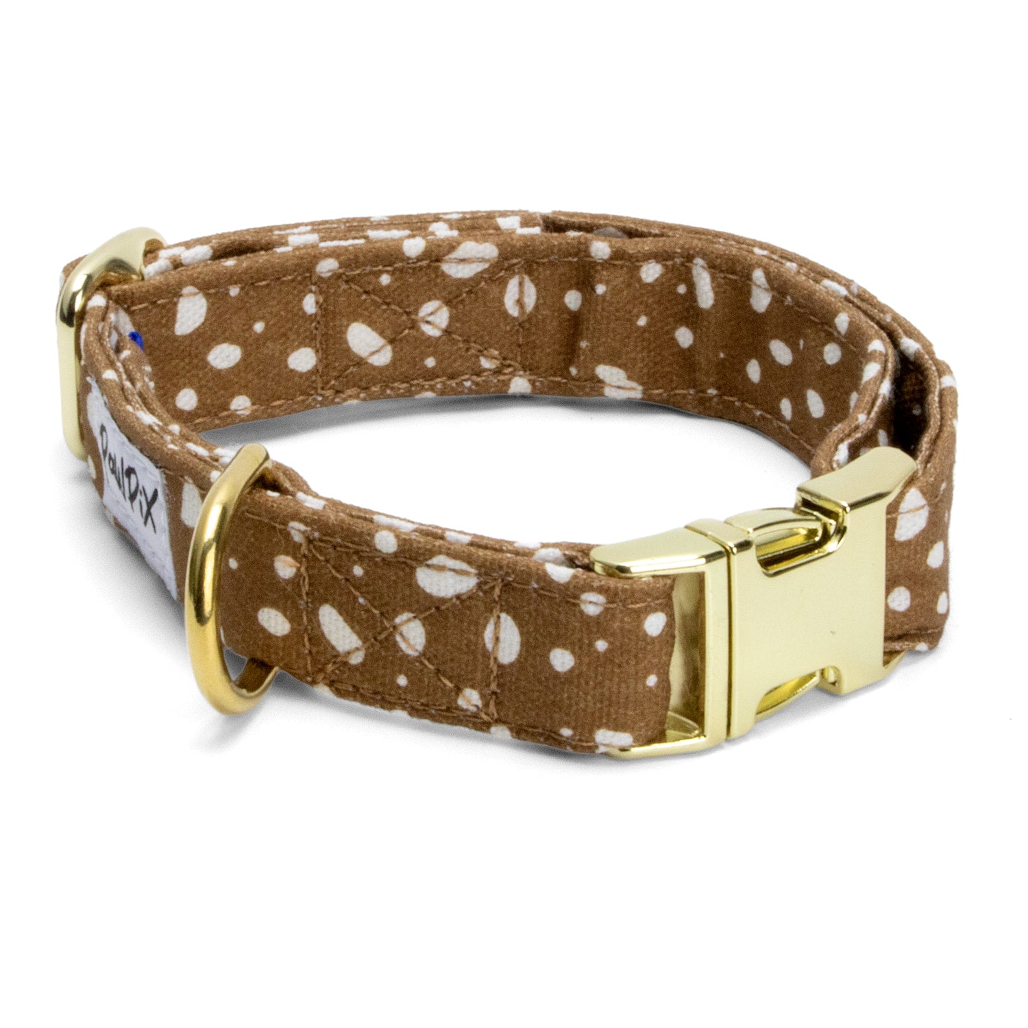 Collier pour chien Freckles et son motif marron tacheté blanc. Le collier possède une boucle de reglage, boucle clips et anneau couleur or. 