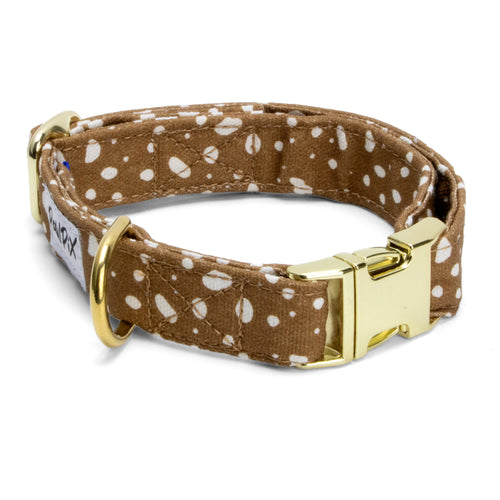 Collier pour chien Freckles et son motif marron tacheté blanc. Le collier possède une boucle de reglage, boucle clips et anneau couleur or. 