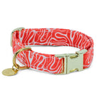 Vue d'ensemble du collier pour chien Cherry avec son motif rouge wavy et ses boucles couleurs or. 