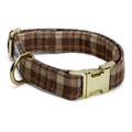 Collier pour chien Scotty avec son motif tartan marron/orange automnale. Le collier possède des boucles couleurs or. 