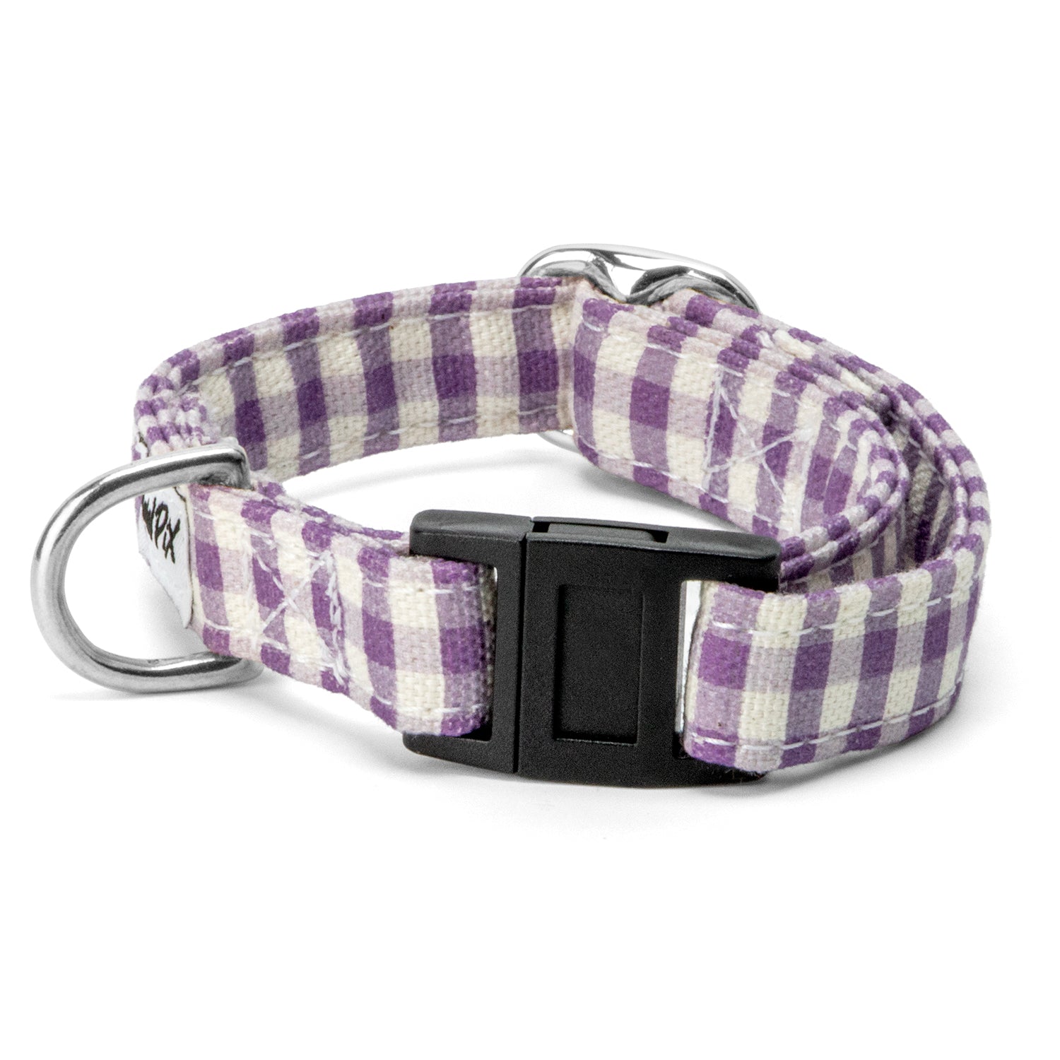 Collier pour chat Cigalou avec sa boucle anti étranglement et son motif vichy lavande et blanc. Le collier comporte également un anneau en D ainsi qu'une boucle de réglage couleur argent. 
