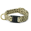 Collier pour chat Leopaw avec une boucle anti-étranglement et son motif leopard. Le collier possède également une boucle de reglage couleur or et un anneau en D pour accrocher une médaille ou une laisse