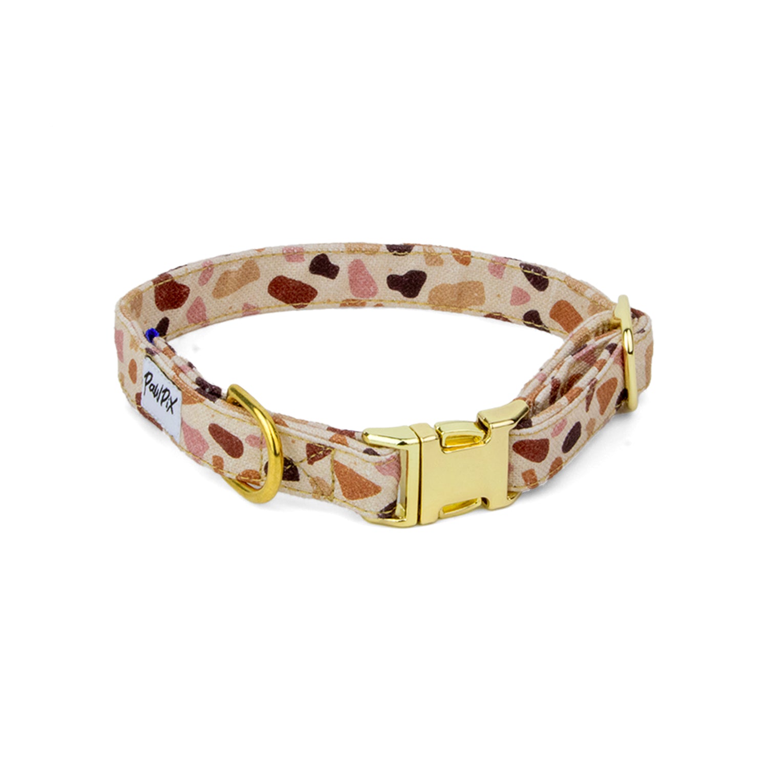 Collier pour chien Pawpino. Motif moucheté terrazzo couleur rose et variété de marron. Avec une boucle couleur or claire. 