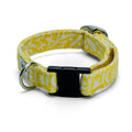 Collier pour chat Seaside avec son motif marin abstrait blanc sur fond jaune. Le collier possède une boucle anti-étranglement, un anneau en D pour accrocher une médaille et une boucle pour régler la taille du collier. 