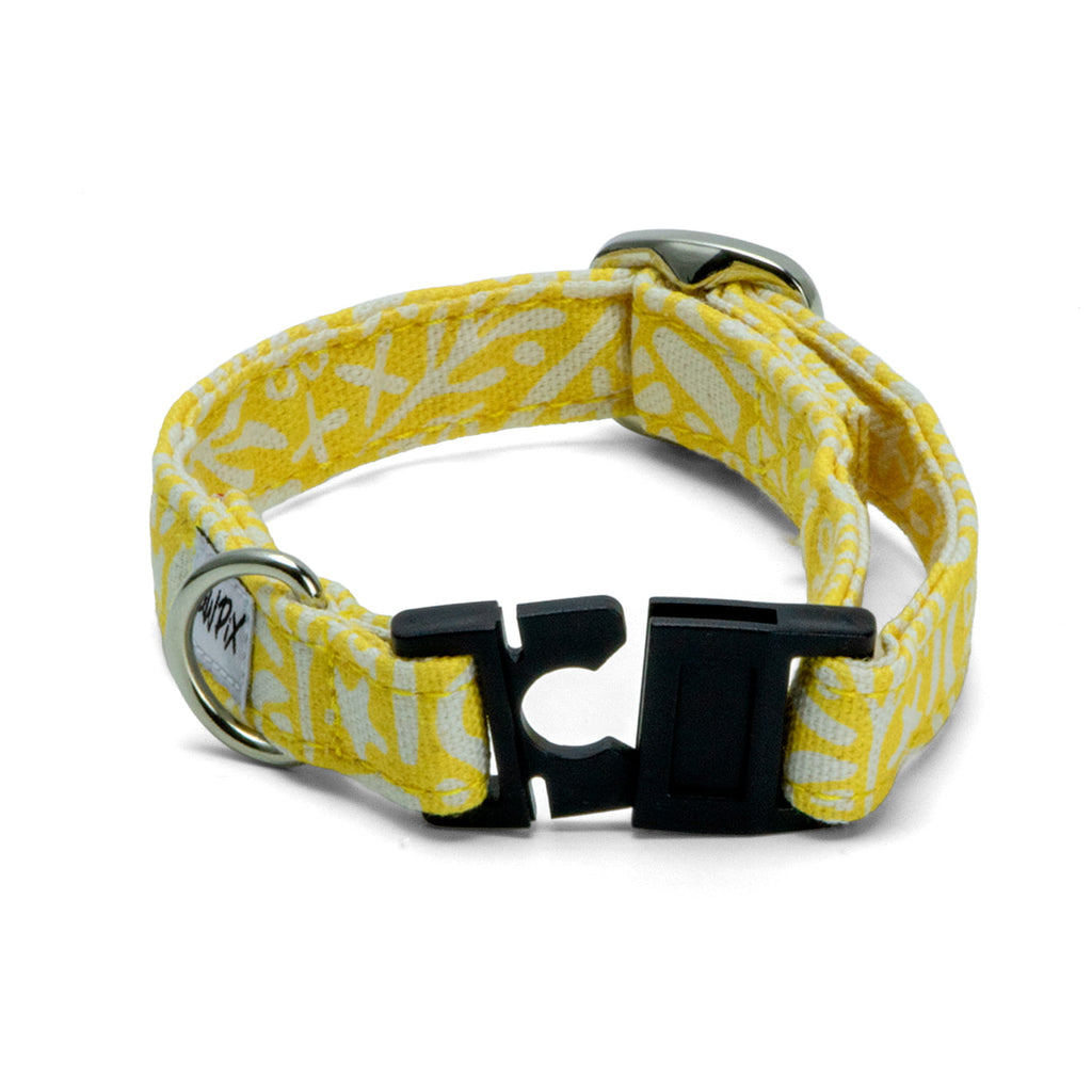 Collier pour chat Seaside avec son motif marin abstrait blanc sur fond jaune. Le collier possède une boucle anti-étranglement, un anneau en D pour accrocher une médaille et une boucle pour régler la taille du collier. 