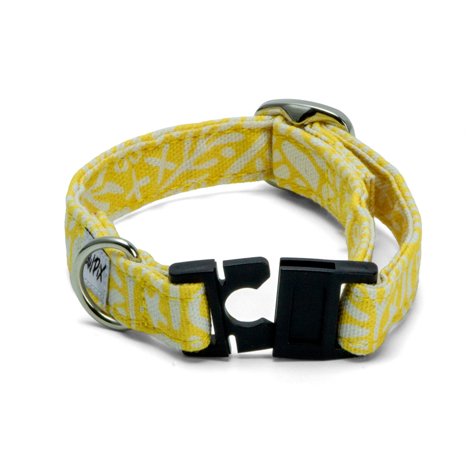 Collier pour chat Seaside avec son motif marin abstrait blanc sur fond jaune. Le collier possède une boucle anti-étranglement, un anneau en D pour accrocher une médaille et une boucle pour régler la taille du collier. 