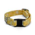 Collier pour chat Peachy Daisies de Pawpix et son motif marguerites blanches et jaunes sur fond pêche. Le collier possède une boucle anti-étranglement qui permet plus de sécurité pour les chats qui souhaite sortir. Le collier est également équipé d'un anneau en D pour rajouter une médaille et une boucle de réglage. 