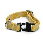 Collier pour chat Peachy Daisies de Pawpix et son motif marguerites blanches et jaunes sur fond pêche. Le collier possède une boucle anti-étranglement qui permet plus de sécurité pour les chats qui souhaite sortir. Le collier est également équipé d'un anneau en D pour rajouter une médaille et une boucle de réglage. 