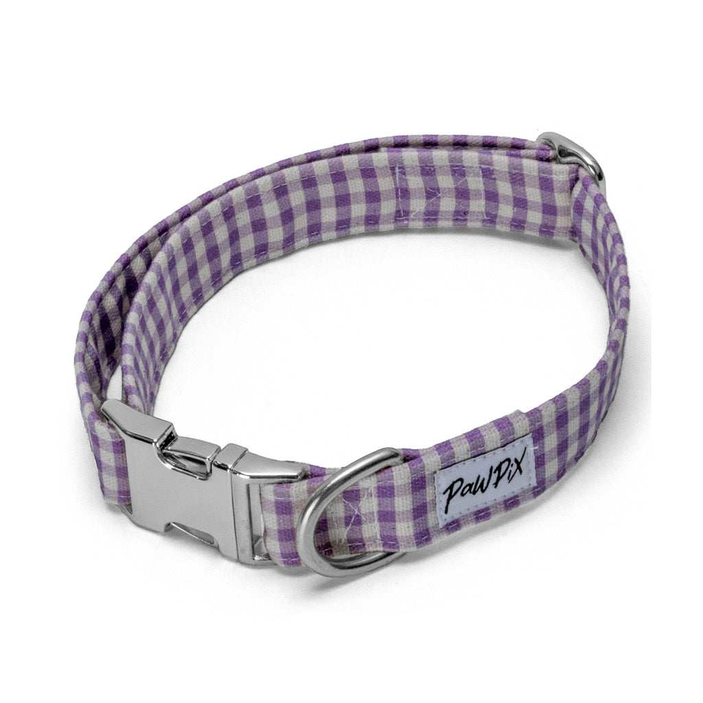 Collier pour chien Cigalou sur fond blanc. Avec sa boucle clips, sa boucle réglable et son anneau en D argentés pour une sécurité et un confort maximum lors des balades. Motif vichy violet clair