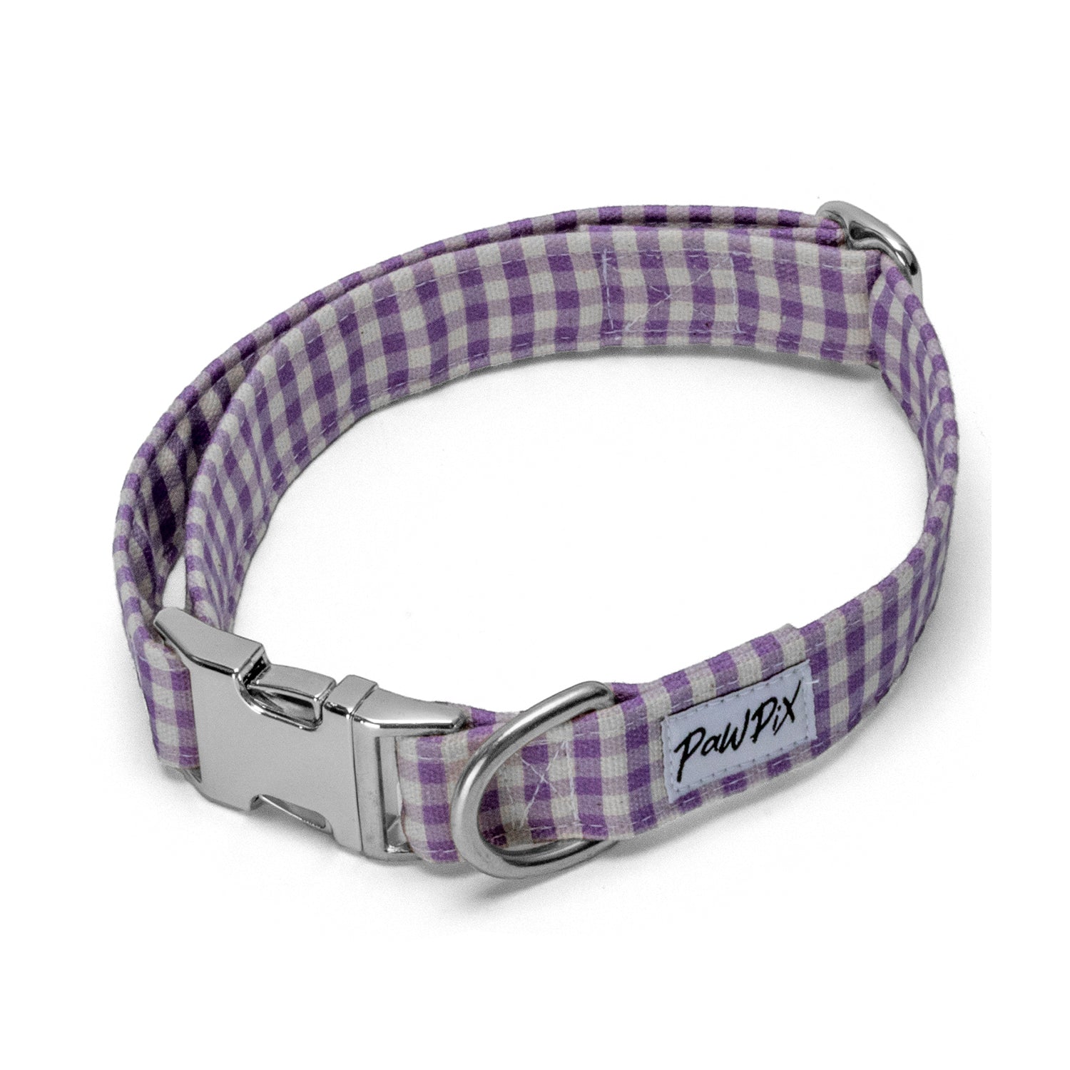 Collier pour chien Cigalou sur fond blanc. Avec sa boucle clips, sa boucle réglable et son anneau en D argentés pour une sécurité et un confort maximum lors des balades. Motif vichy violet clair