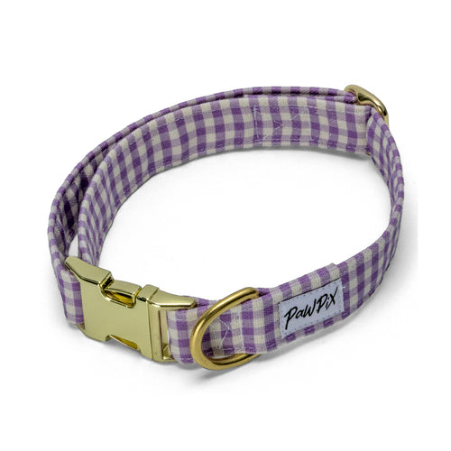 Collier pour chien Cigalou sur fond blanc. Avec sa boucle clips, sa boucle reglable et son anneau en D pour une sécurité et un confort maximum lors des balades. Motif vichy violet clair