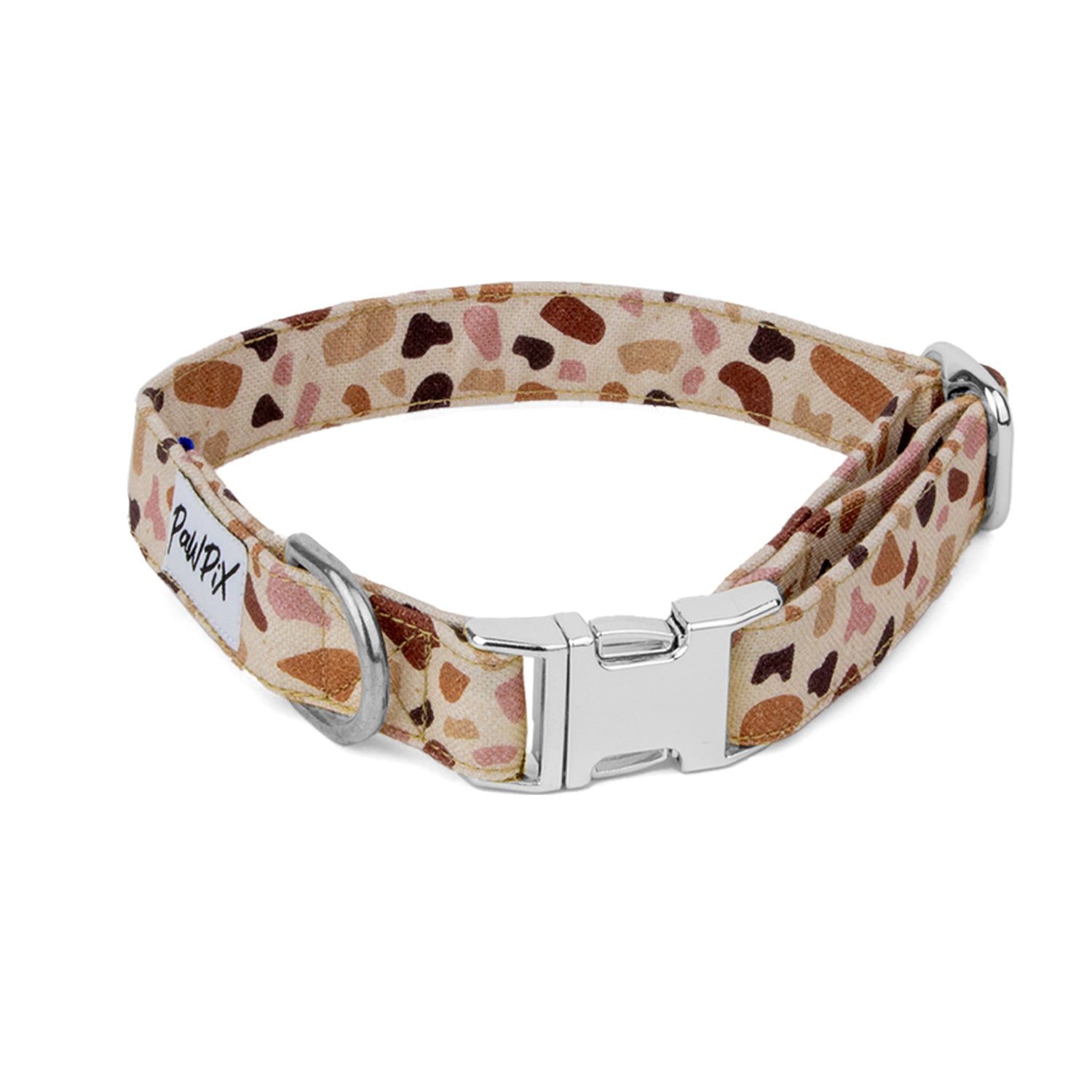Collier pour chien Pawpino. Motif mosaïque terrazzo couleur rose et variété de marron. Avec une boucle couleur argenté