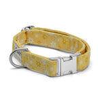 Collier pour chien Peachy Daisies. Le collier possède un motif marguerites blanches et jaunes sur un fond couleur pêche. La boucle clips, l'anneau en D et l'anneau de réglage, sont de couleur argentée. Disponible en 4 tailles