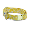 Collier pour chien Seaside de Pawpix. Le collier possède un motif marin abstrait blanc sur fond jaune solaire. Les boucles du collier sont couleur or. Disponible en 4 tailles et fabriqué en France. 