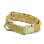 Collier pour chien Peachy Daisies et son motif marguerites blanches et jaunes sur fond pêche. Le collier possède une boucle clips, une boucle de réglage et un anneau en D couleur or. Le collier pour chien est disponible en 4 tailles, du mini au maxi chien et est fabriqué en France. 
