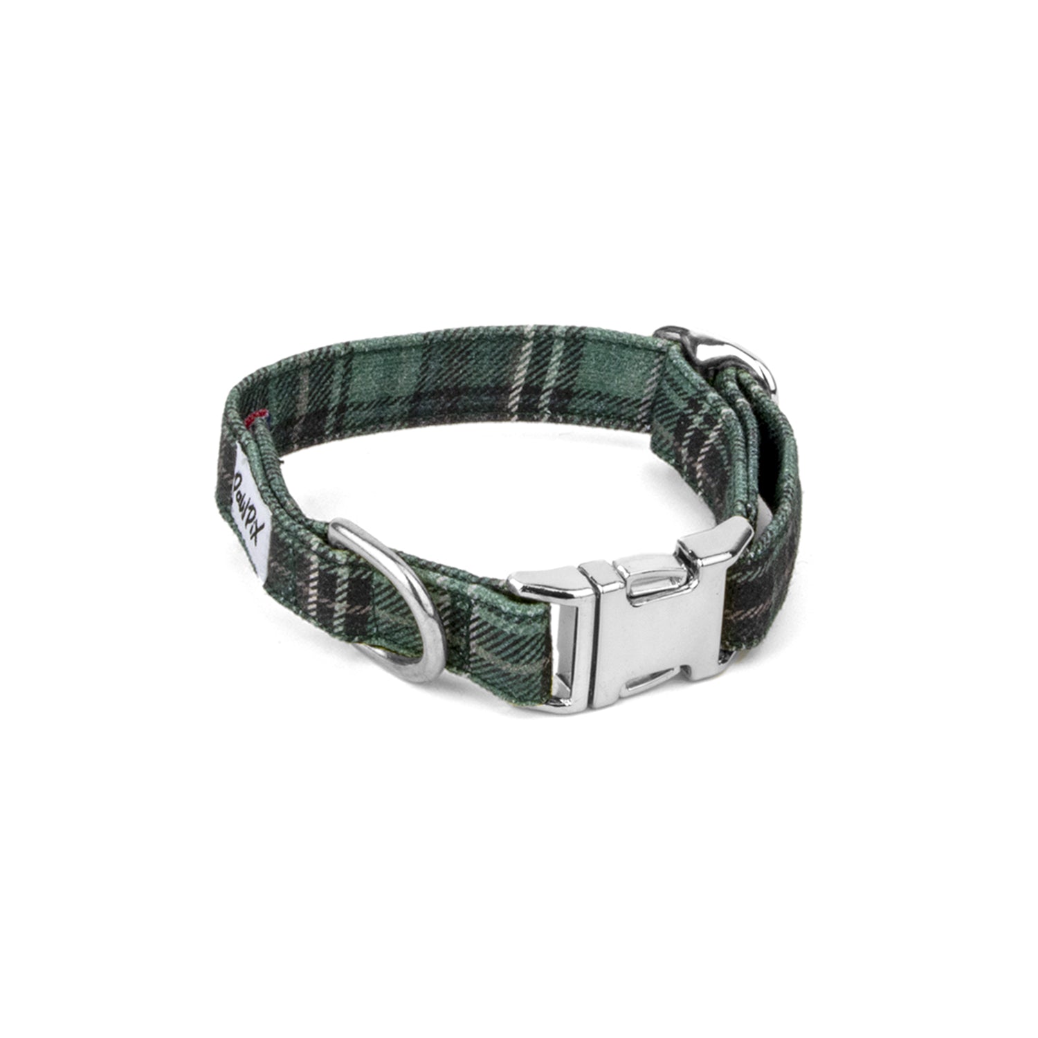 Collier pour chien Nessie mini. Motif tartan écossais vert avec une boucle clip couleur argent, un anneau D pour attacher une laisse et une boucle pour régler la taille du collier
