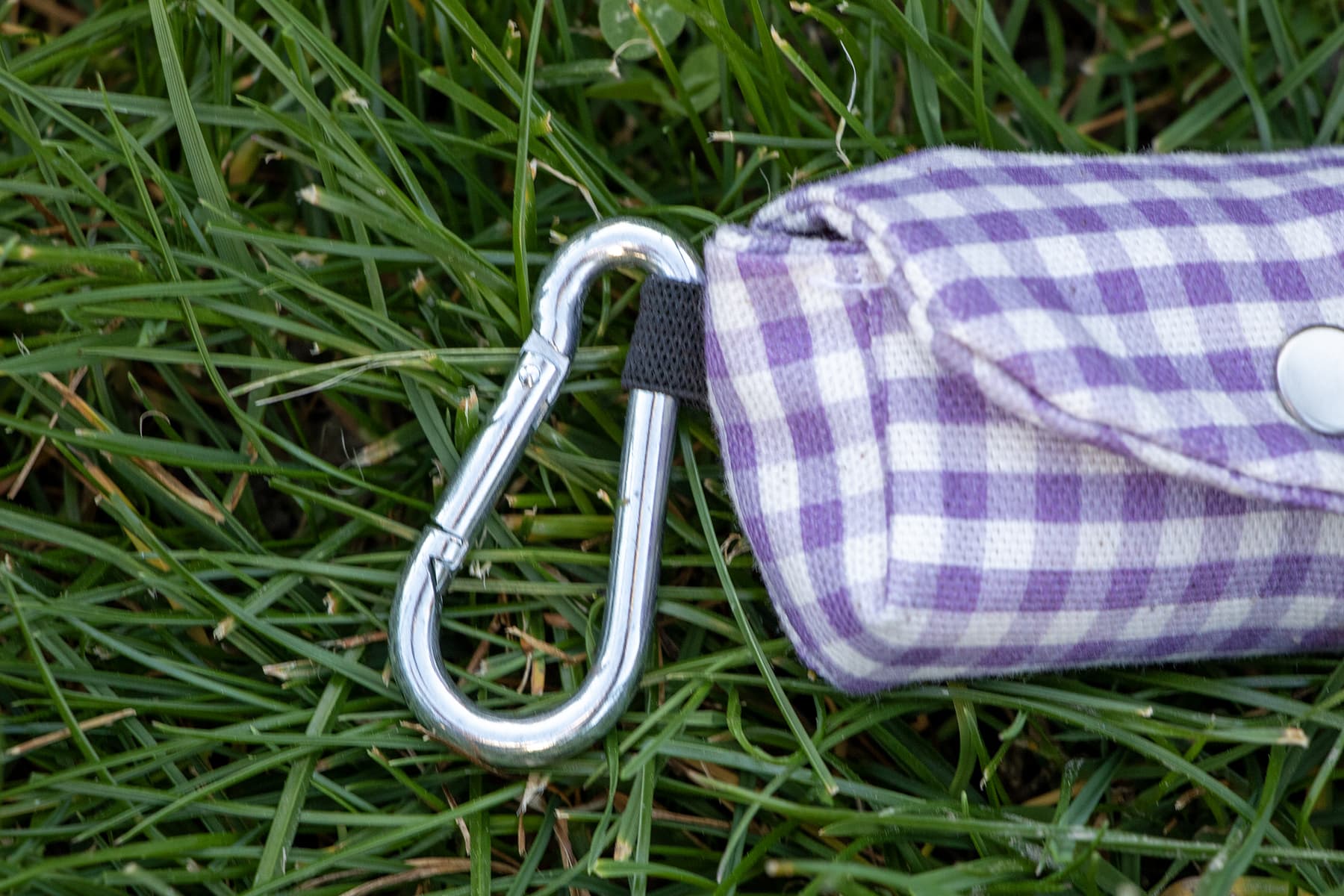 Gros plan sur le crochet clips de la nouvelle pochette sacs à crottes Cigalou de PawPix. Motif vichy violet clair