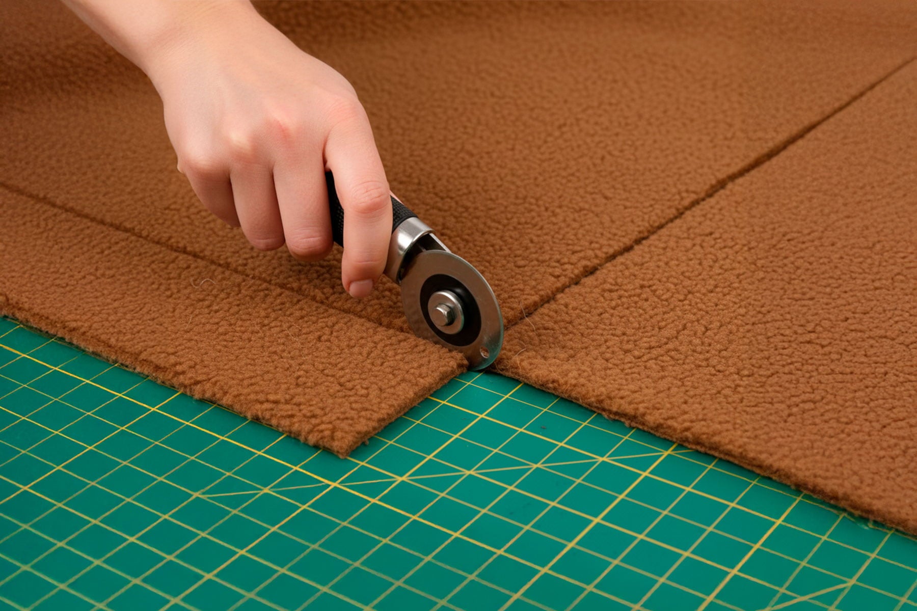 Découpe du textile sherpa Teddy servant aux accessoires pour chiens et chats Pawpix