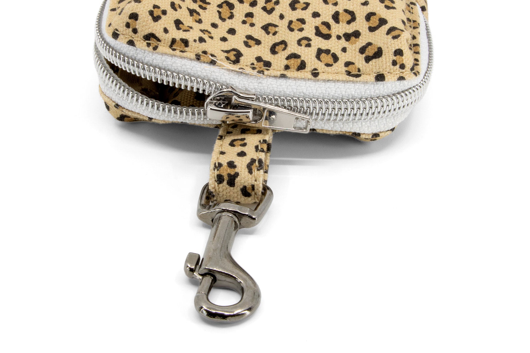 Détail du mousqueton et du zip de la mini sacoche Leopaw et son motif leopard