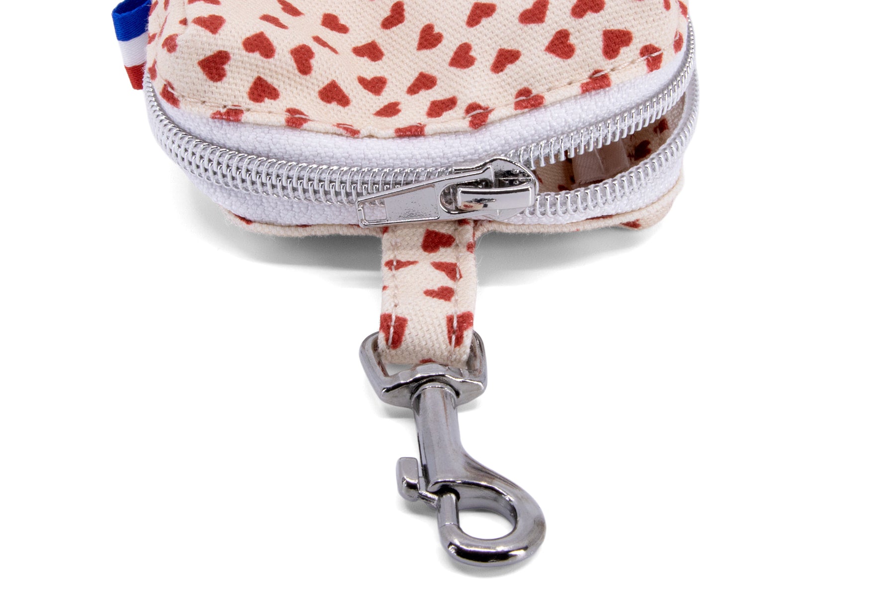 Détail du mousqueton et du zip de la mini sacoche My valentine et son motif coeurs rouges sur fond beige