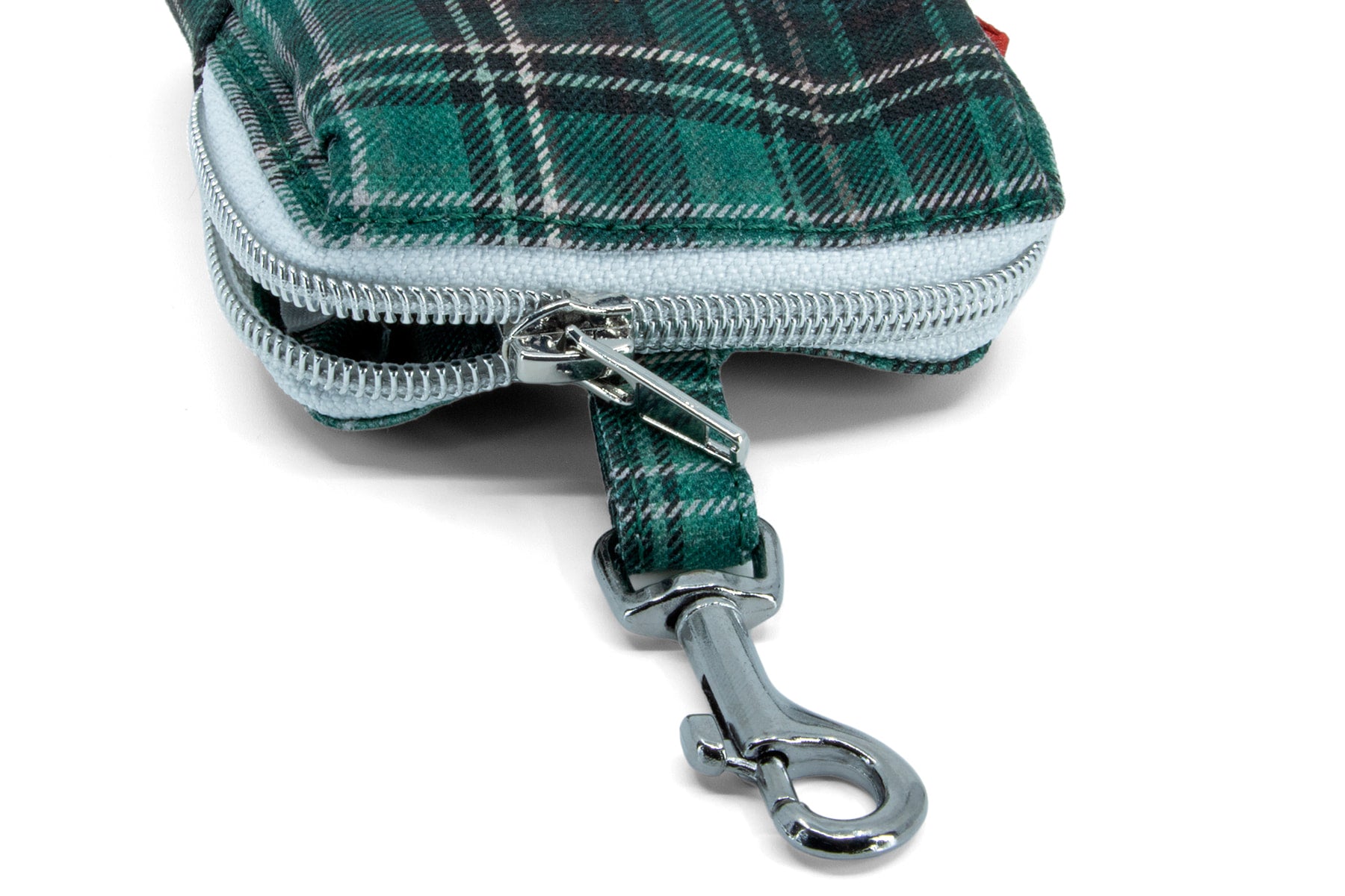 Détail du mousqueton et du zip de la mini sacoche Nessie et son motif tartan vert