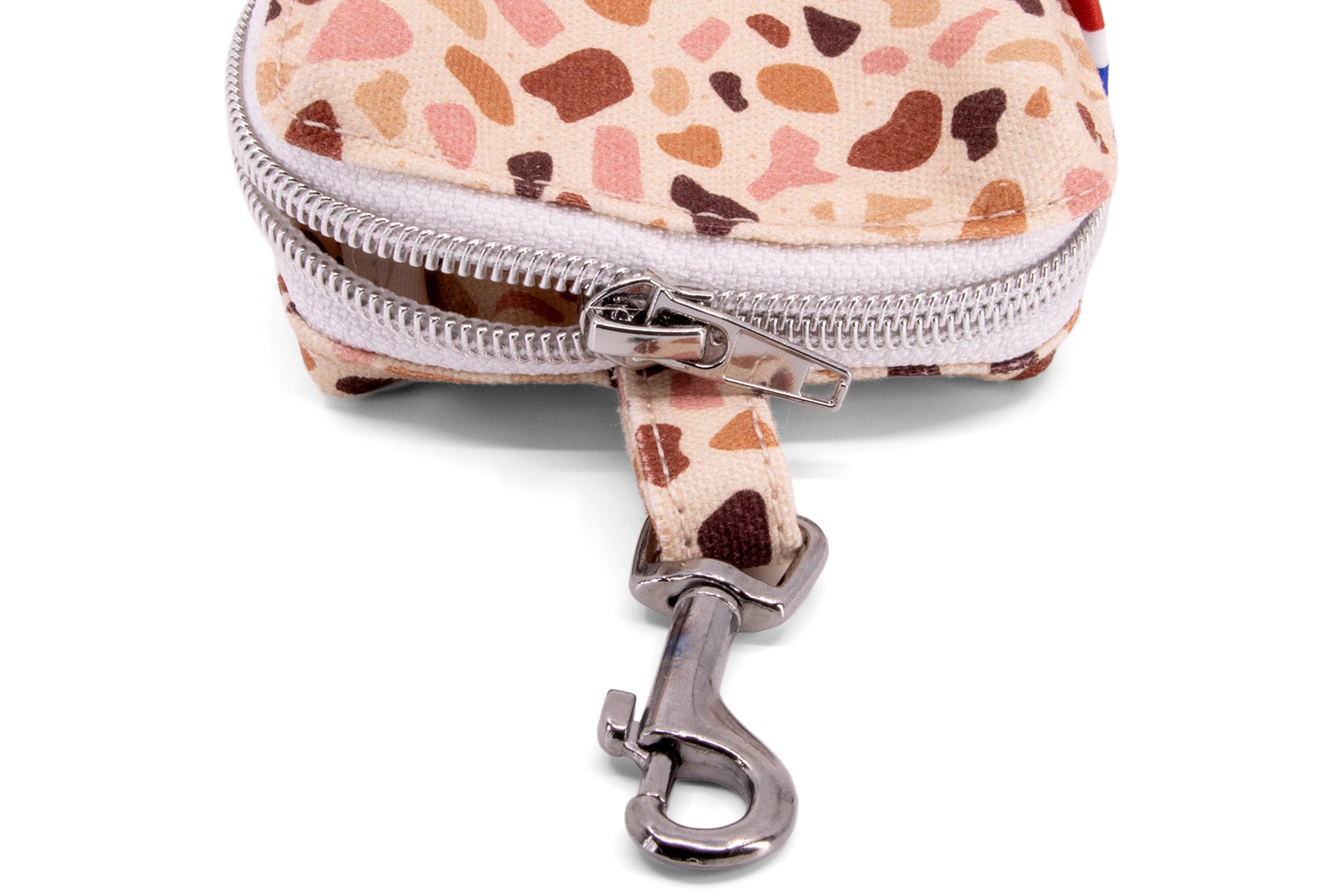 Détail du mousqueton et du zip de la mini sacoche Pawpino et son motif terrazzo rose/marron