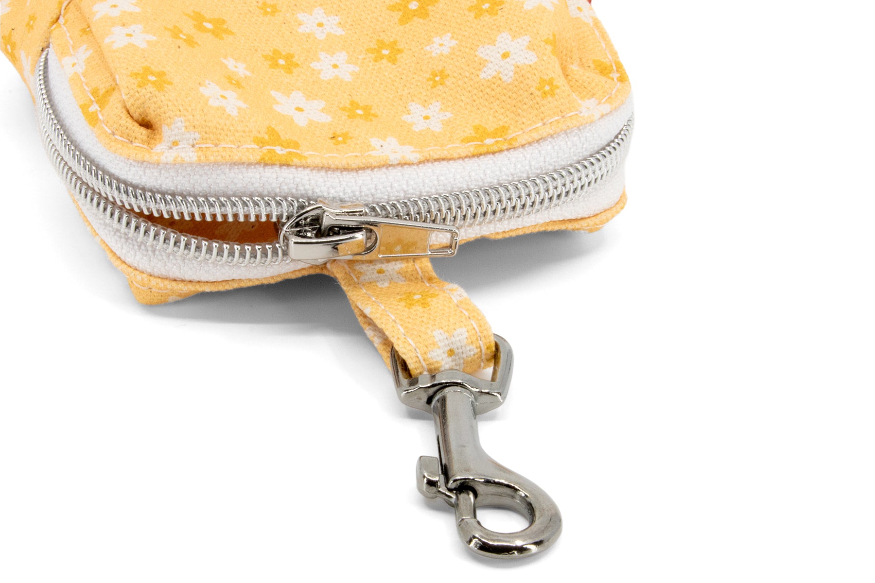 Détail du mousqueton et du zip de la mini sacoche Peachy Daisies et son motif fleurs blanche et jaune