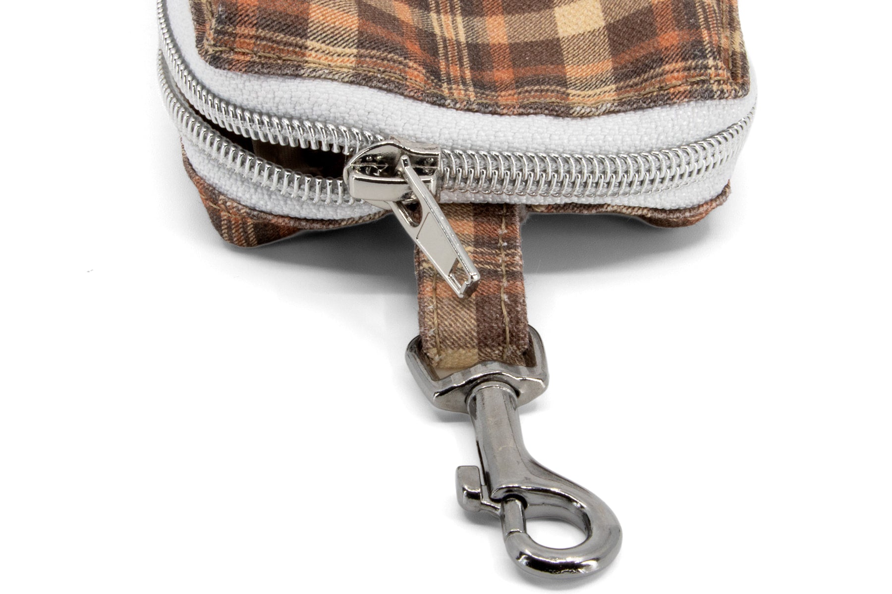 Détail du mousqueton et du zip de la mini sacoche Scotty et son motif tartan marron/orange