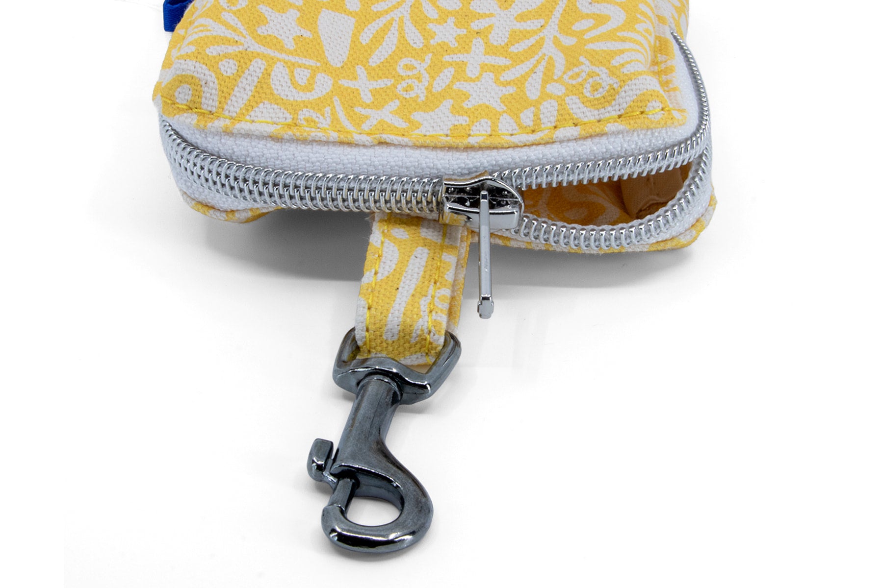 Détail du mousqueton et du zip de la mini sacoche Seaside et son motif abstrait marin blanc sur fond jaune