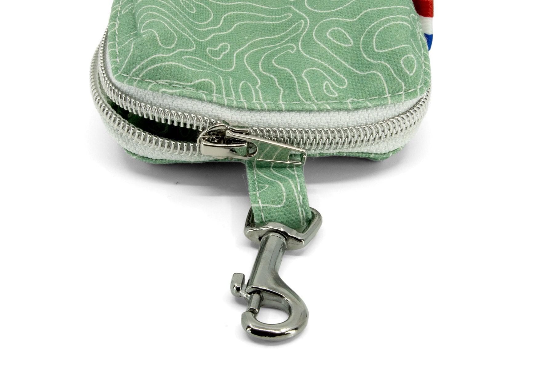Détail du mousqueton et du zip de la mini sacoche Topo  et son motif topographique blanc sur fond vert
