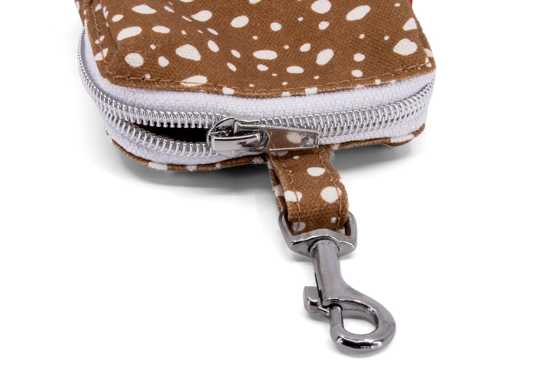 Détail du mousqueton et du zip de la mini sacoche Freckles et son motif tacheté marron et blanc