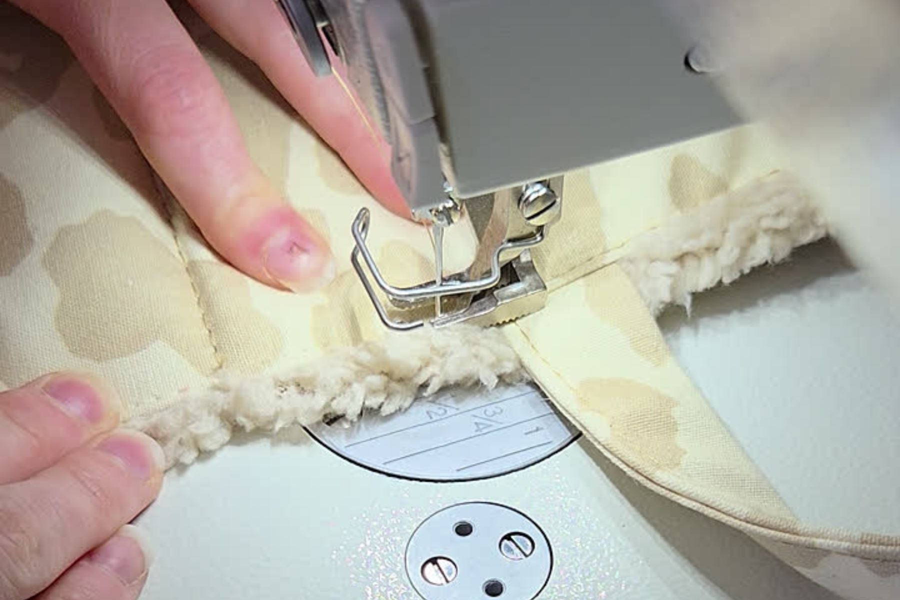 Gros plan sur la fabrication du tapis de voyage Cuddles de Pawpix pour chiens & chats. Fabrication à la main en France