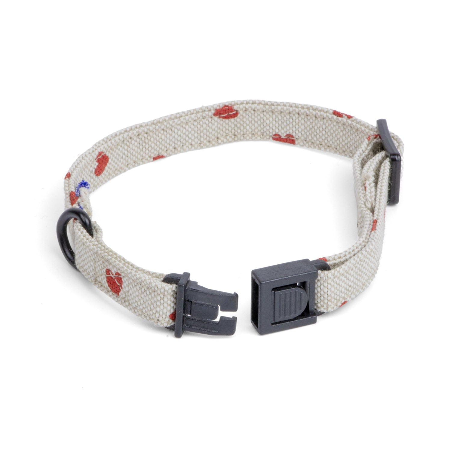 Collier pour chat et chaton My Valentine au motif cœur rouge sur un fond beige clair. Avec une boucle anti étranglement, une boucle réglable et un anneau en D