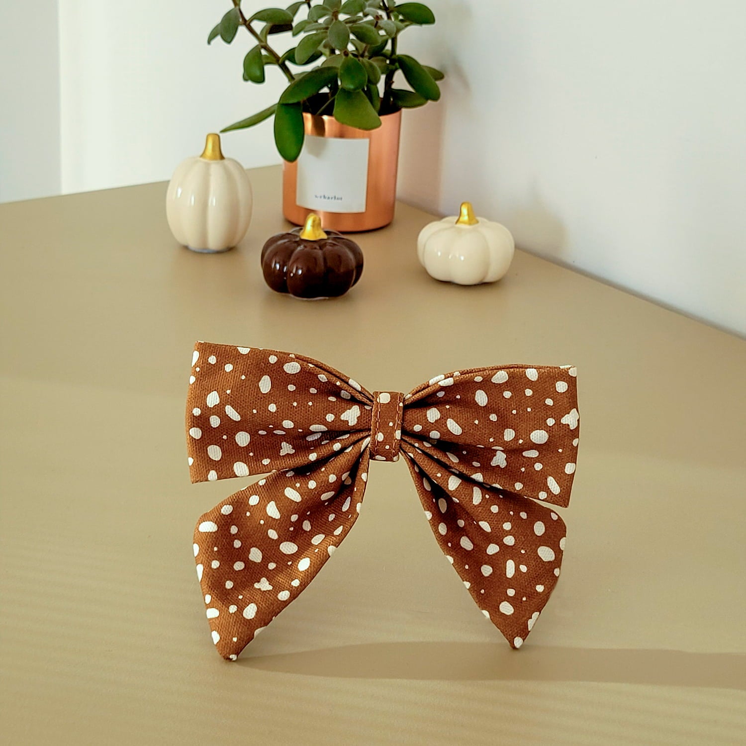 Nœud pour chien Freckles de Pawpix et son motif tacheté blanc sur fond marron