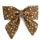 Nœud pour chien Freckles et son motif marron tacheté blanc, facile a attaché à un collier pour chien. 