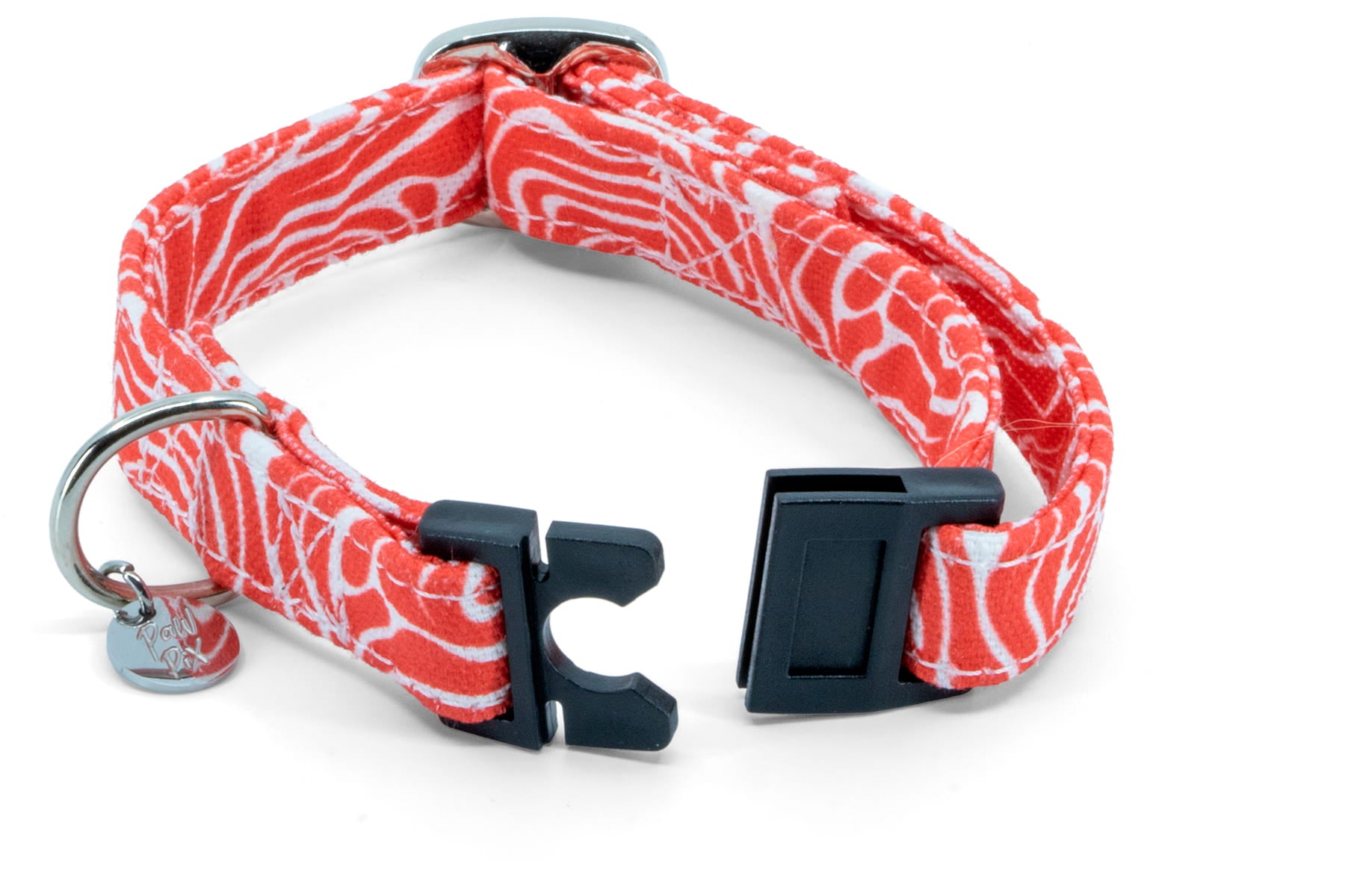 Gros plan de la boucle anti-étranglement ouverte du collier pour chat Cherry de Pawpix. Motif rouge et blanc wavy