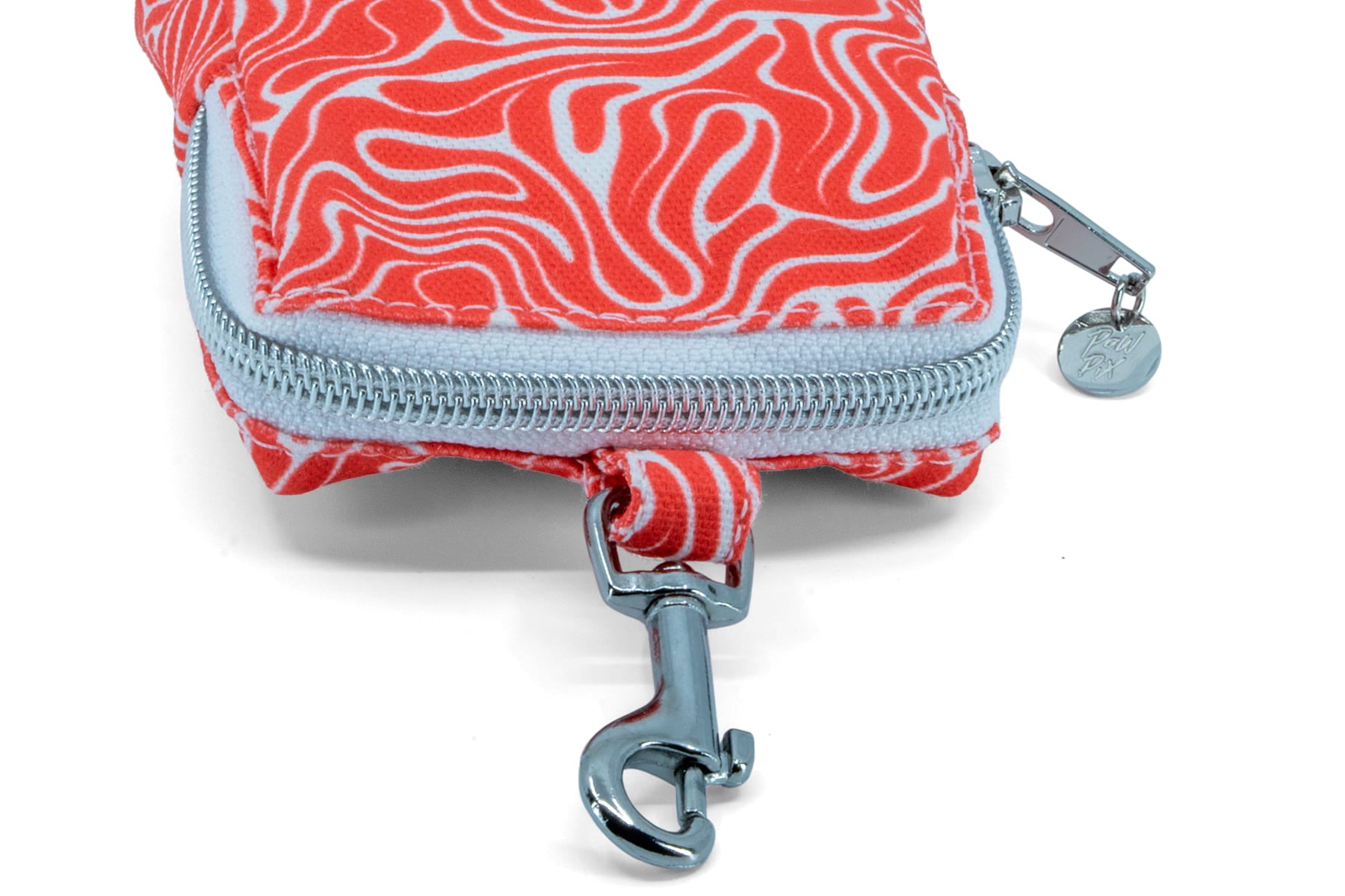Gros plan du mousqueton et de la fermeture zip, couleur argent, de la mini-sacoche Cherry de Pawpix. Motif rouge et blanc wavy.