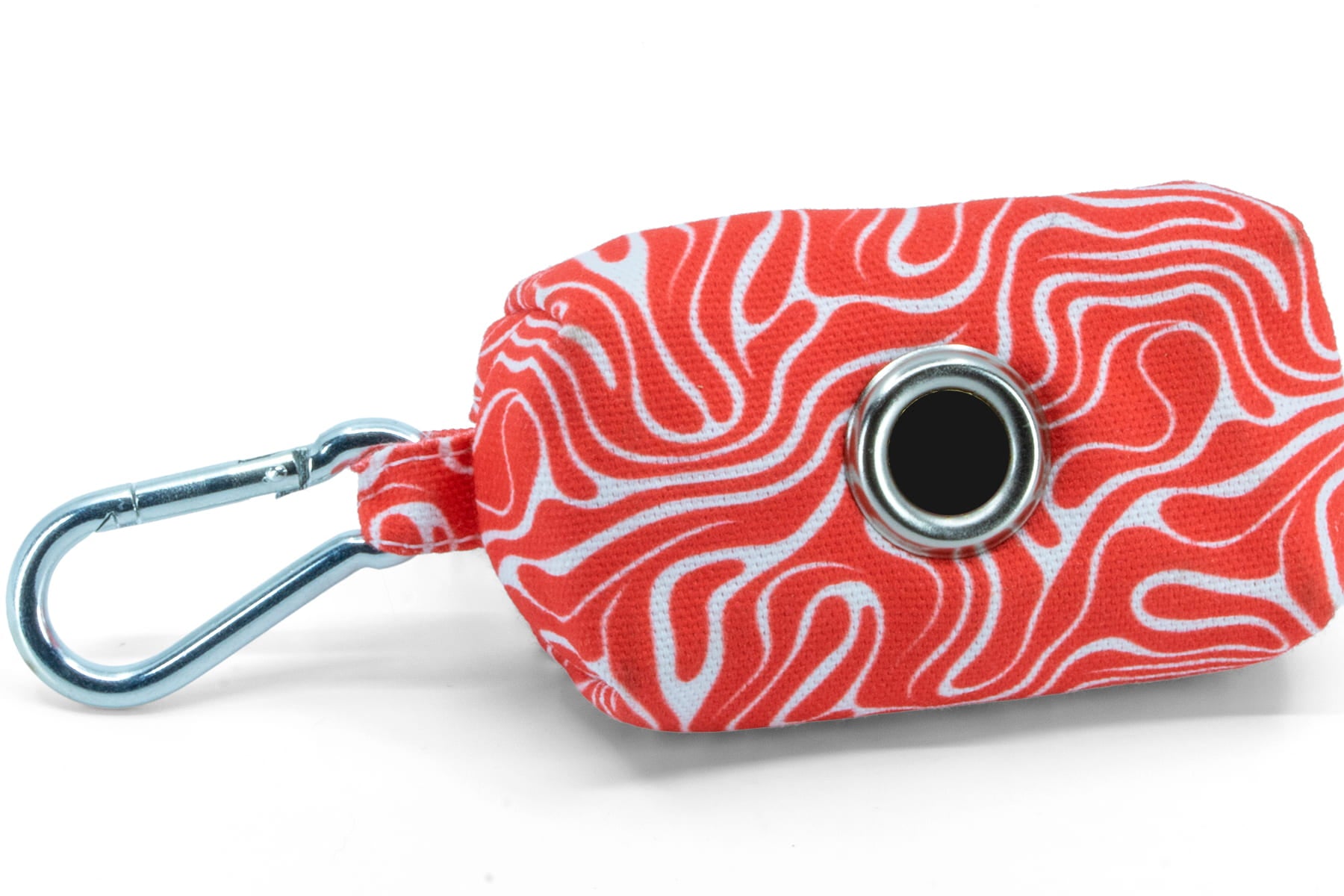 Gros plan de l'oeillet et du mousqueton de la pochette pour sacs à crottes Cherry de Pawpix. Motif rouge et blanc wavy