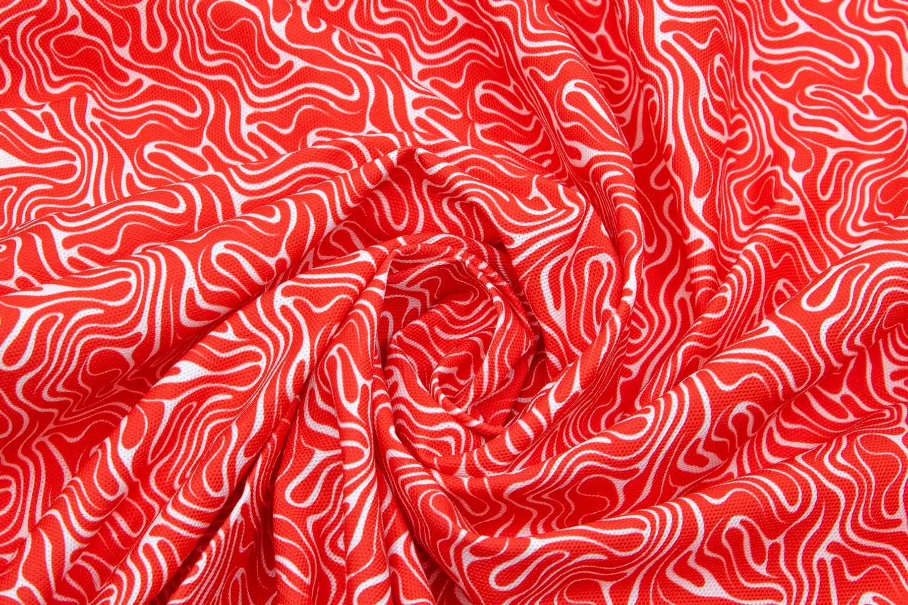 Gros plan sur le tissu Cherry et son motif rouge et blanc wavy qui compose la collection d'accessoires pour chiens et chats Cherry de Pawpix 