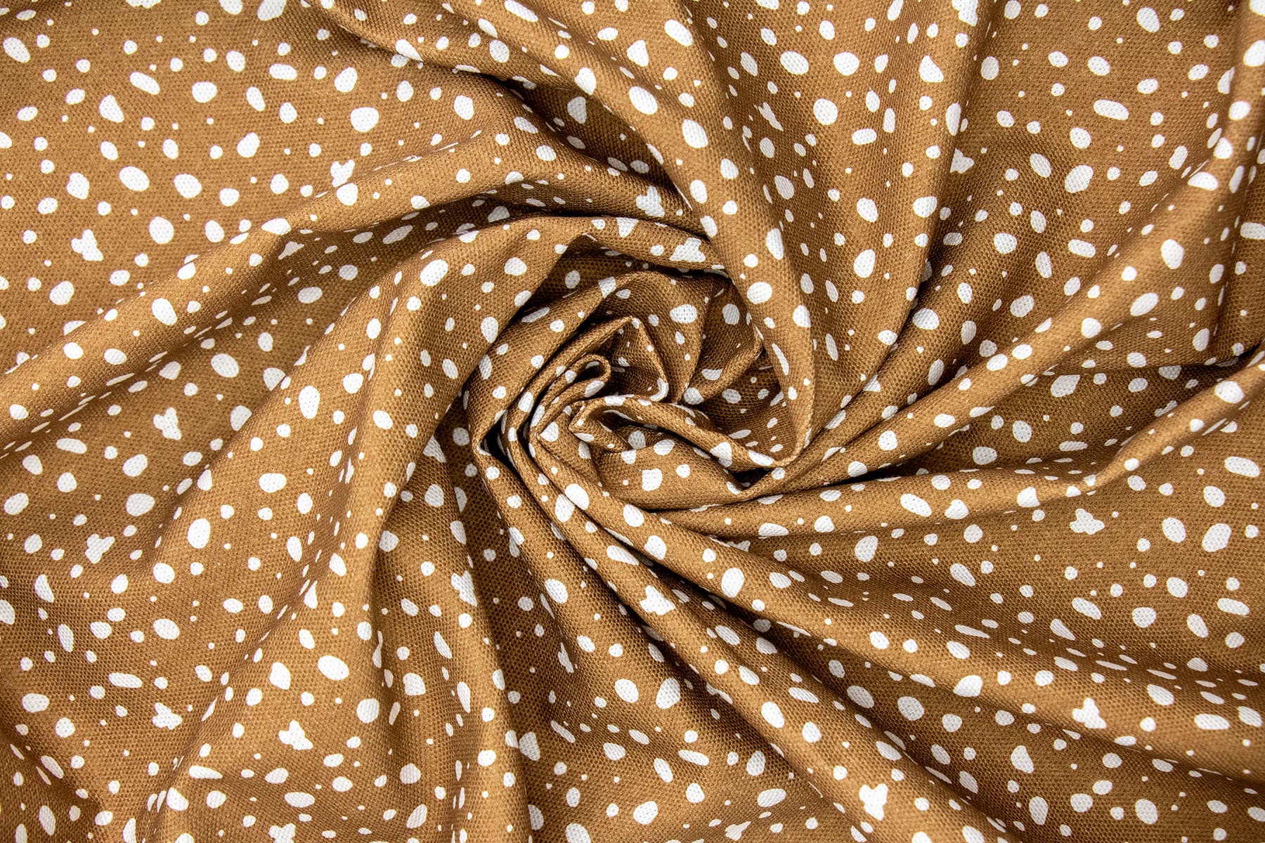 Gros plan du tissu Freckles et son motif marron tacheté blanc. Le tissu sert pour la confection des accessoires pour chiens et chats