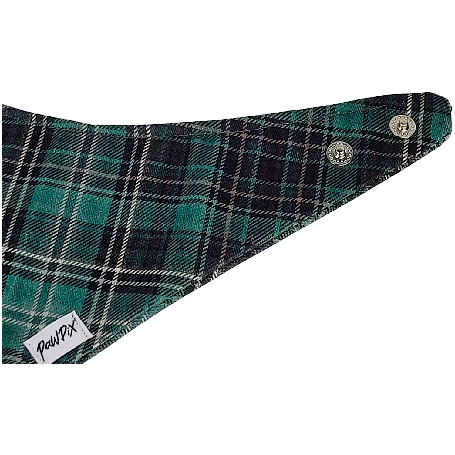 Gros plan sur les boutons pression du bandana Nessie au motif à carreaux tartan vert écossais 