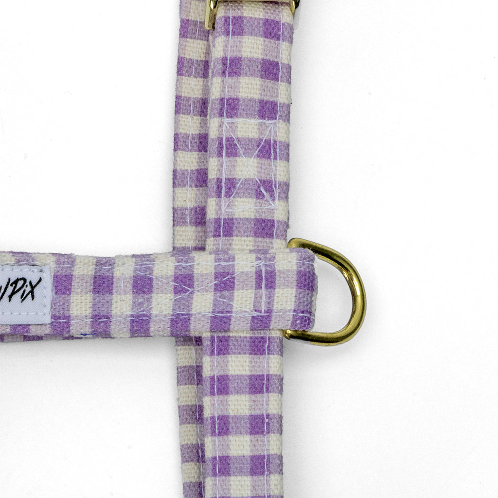 Gros plan sur l'anneau en D du harnais pour chat Cigalou. Motif vichy violet clair