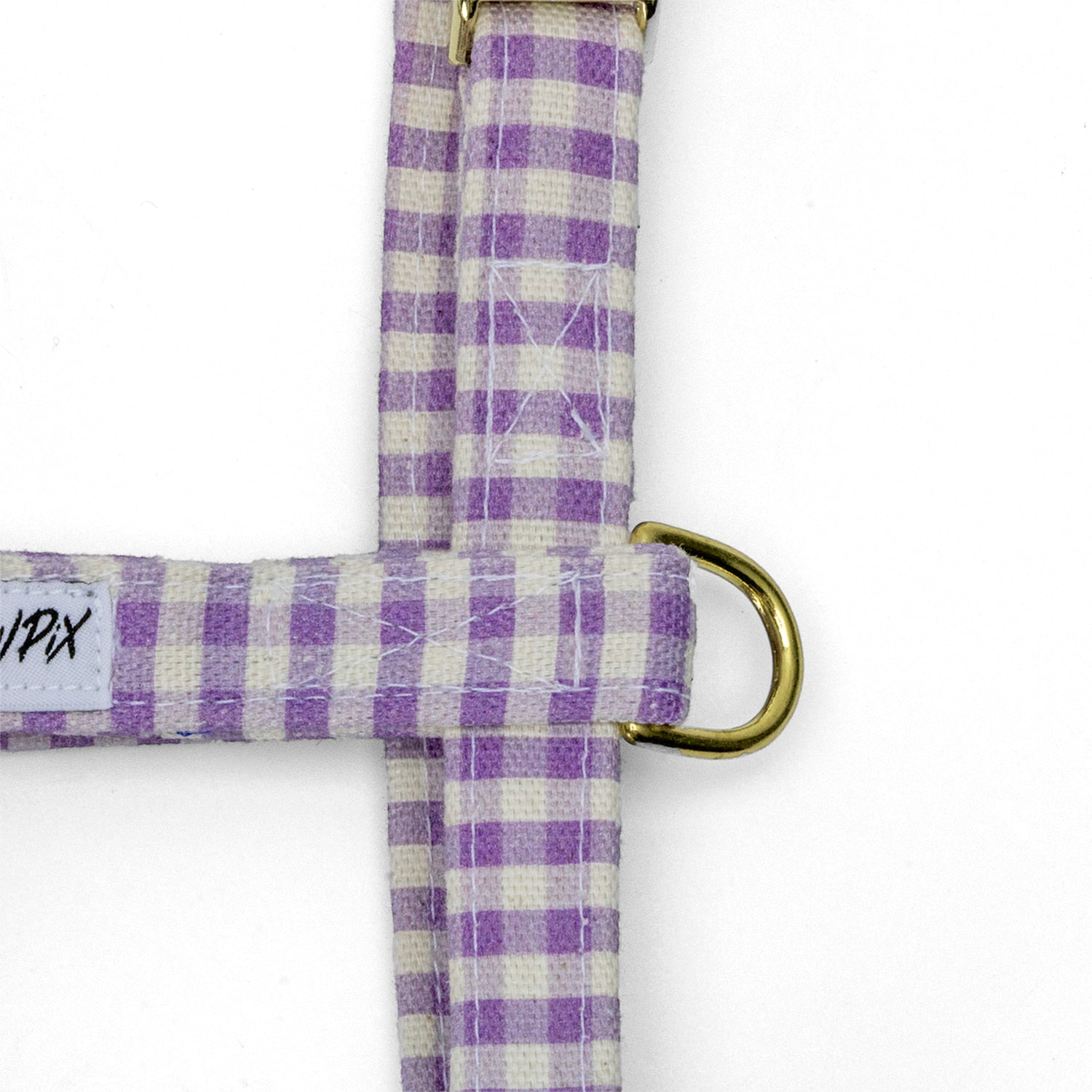 Gros plan sur l'anneau en D du harnais pour chat Cigalou. Motif vichy violet clair