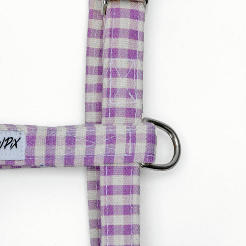 Gros plan sur l'anneau en D du harnais pour chat Cigalou. Motif vichy violet clair